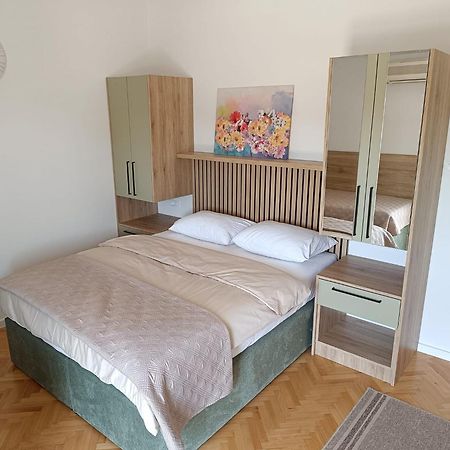 Diana Rooms And Apartments Starigrad Paklenica Buitenkant foto