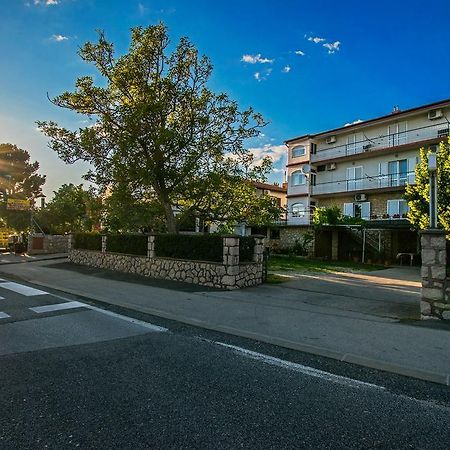 Diana Rooms And Apartments Starigrad Paklenica Buitenkant foto