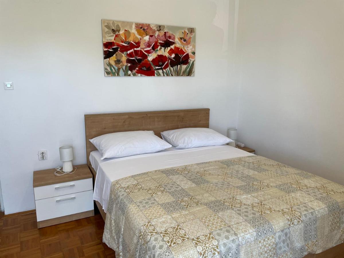 Diana Rooms And Apartments Starigrad Paklenica Buitenkant foto