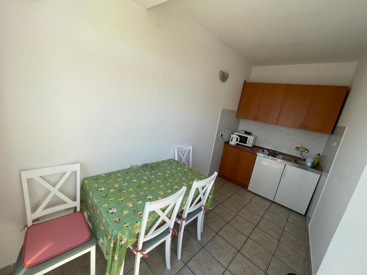 Diana Rooms And Apartments Starigrad Paklenica Buitenkant foto