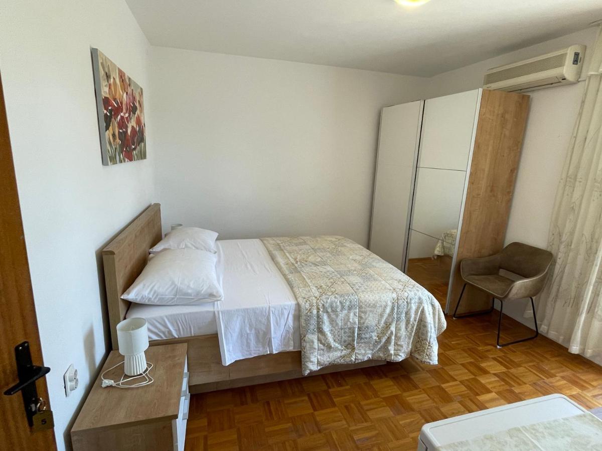 Diana Rooms And Apartments Starigrad Paklenica Buitenkant foto