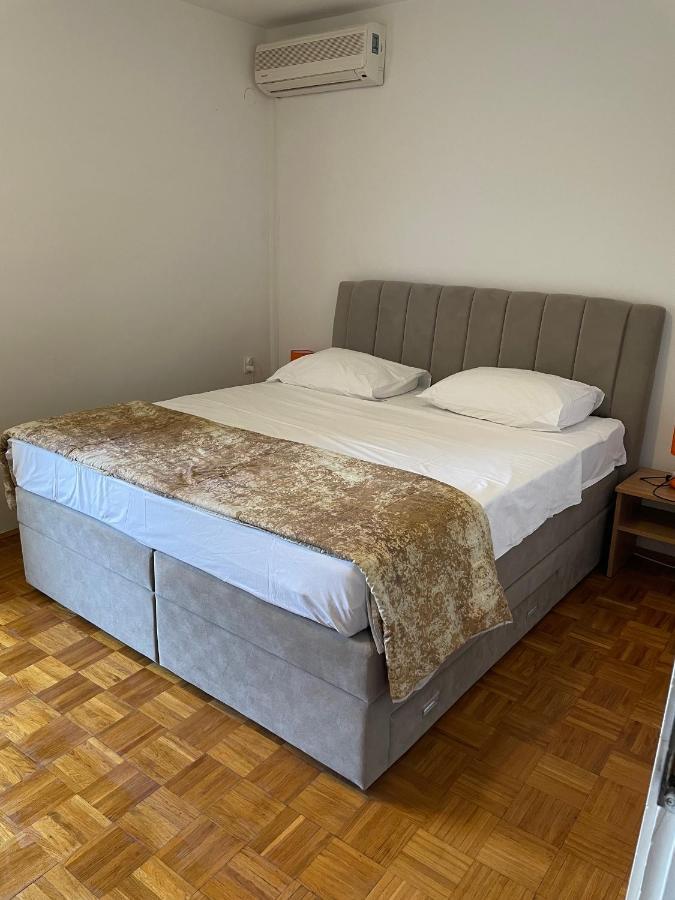 Diana Rooms And Apartments Starigrad Paklenica Buitenkant foto