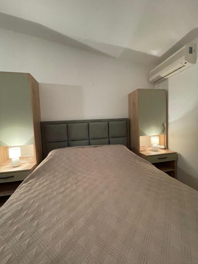 Diana Rooms And Apartments Starigrad Paklenica Buitenkant foto