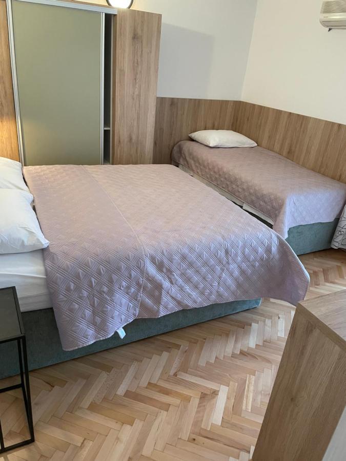 Diana Rooms And Apartments Starigrad Paklenica Buitenkant foto