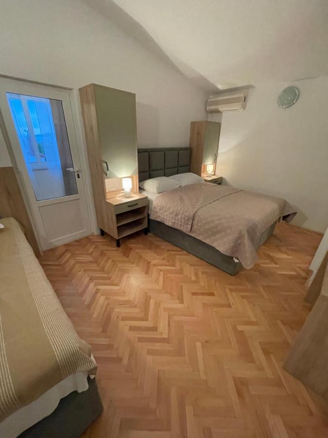 Diana Rooms And Apartments Starigrad Paklenica Buitenkant foto