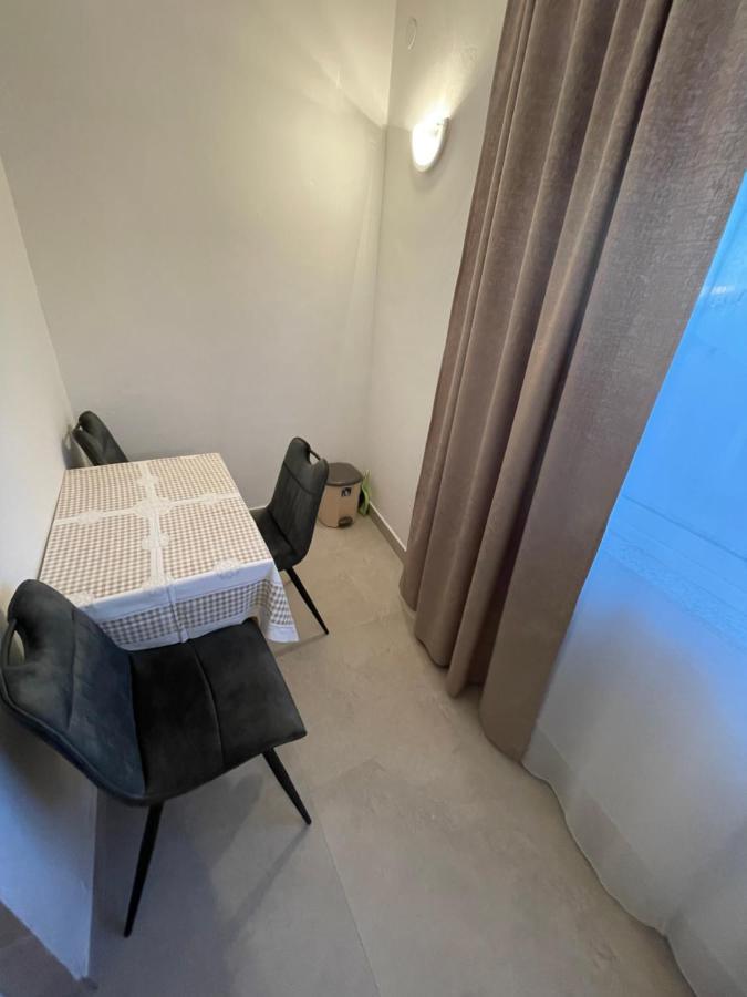 Diana Rooms And Apartments Starigrad Paklenica Buitenkant foto