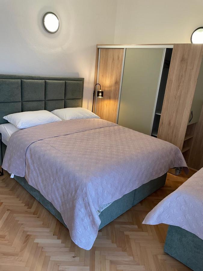 Diana Rooms And Apartments Starigrad Paklenica Buitenkant foto
