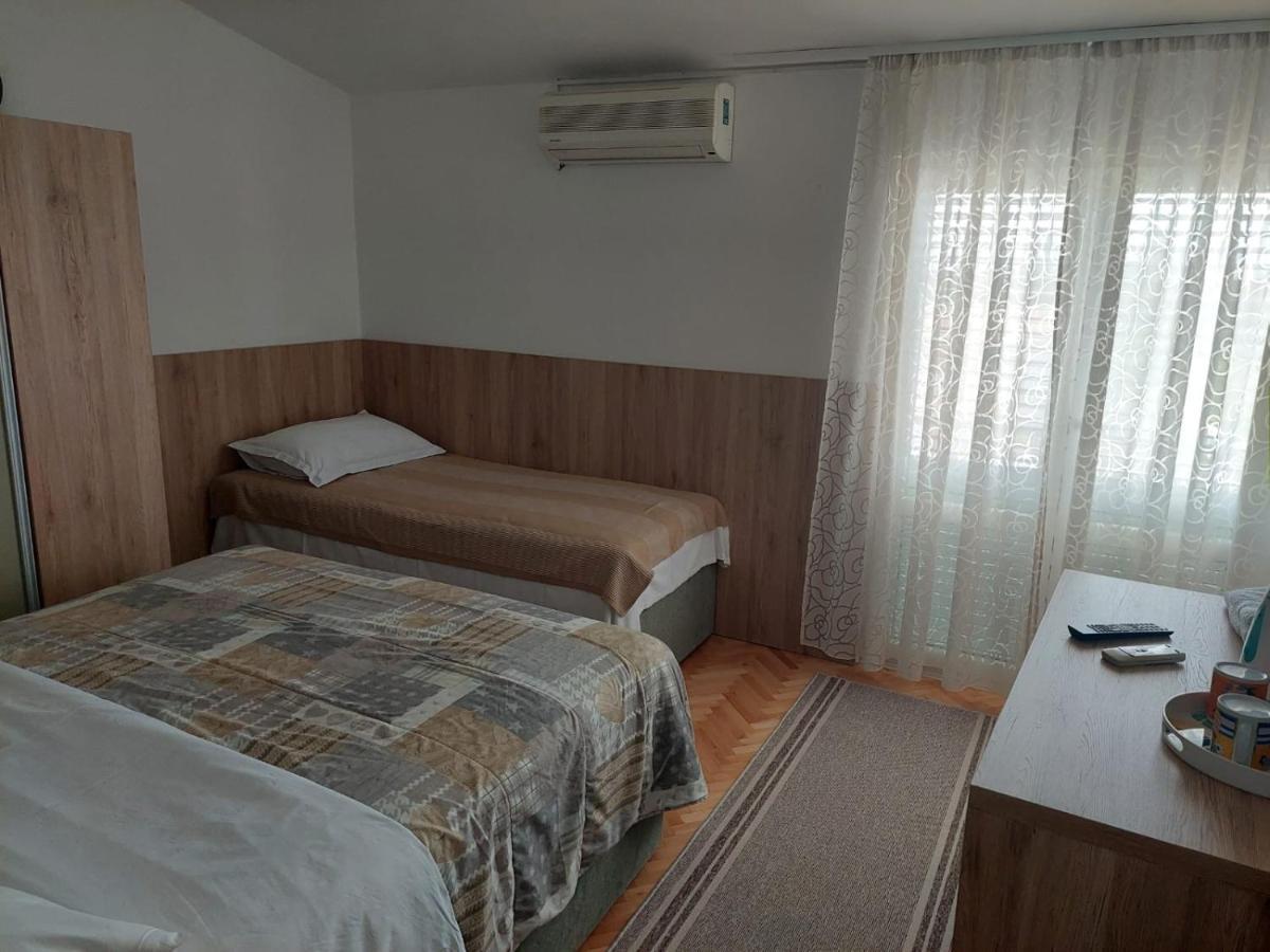 Diana Rooms And Apartments Starigrad Paklenica Buitenkant foto