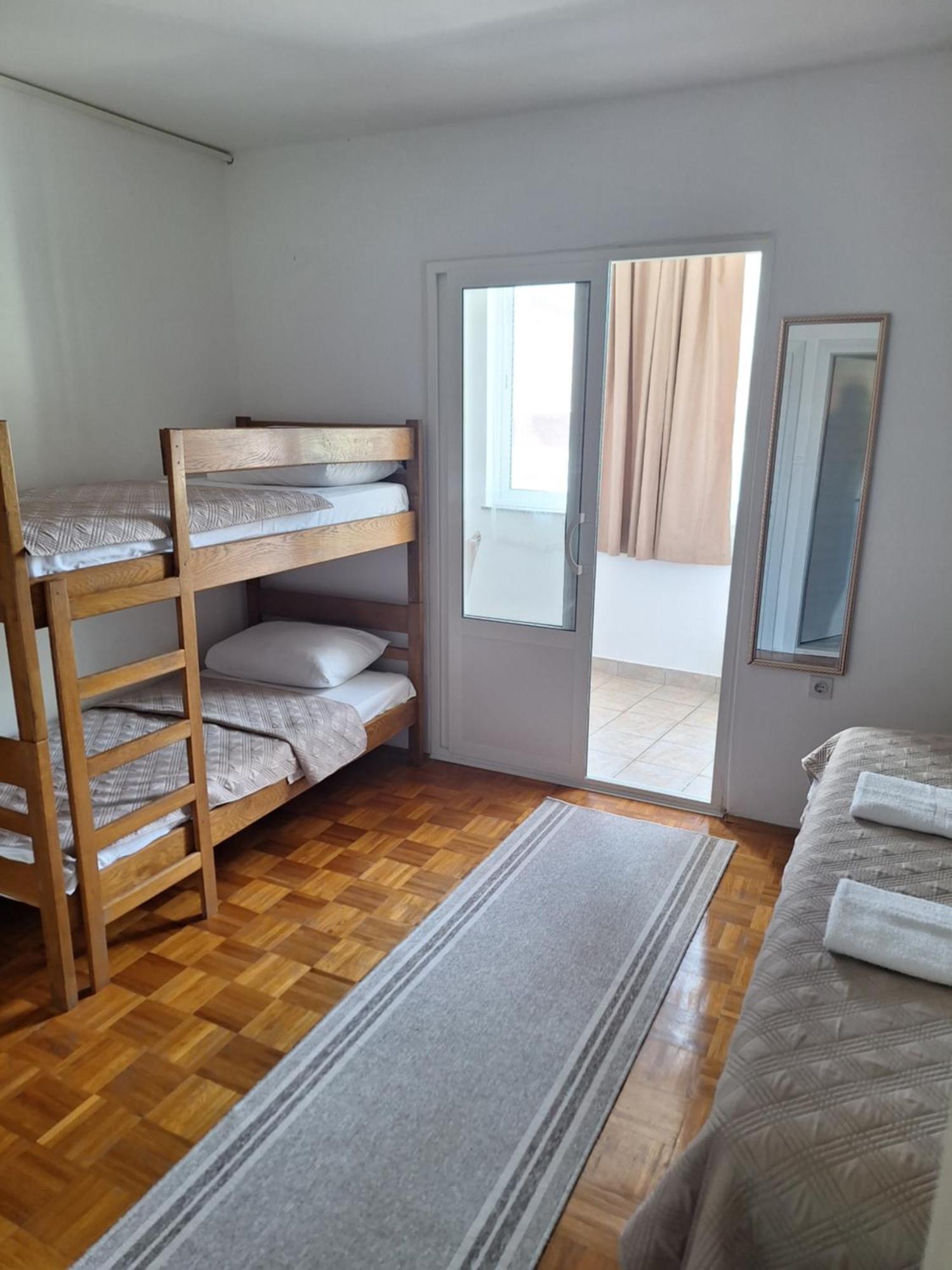 Diana Rooms And Apartments Starigrad Paklenica Buitenkant foto