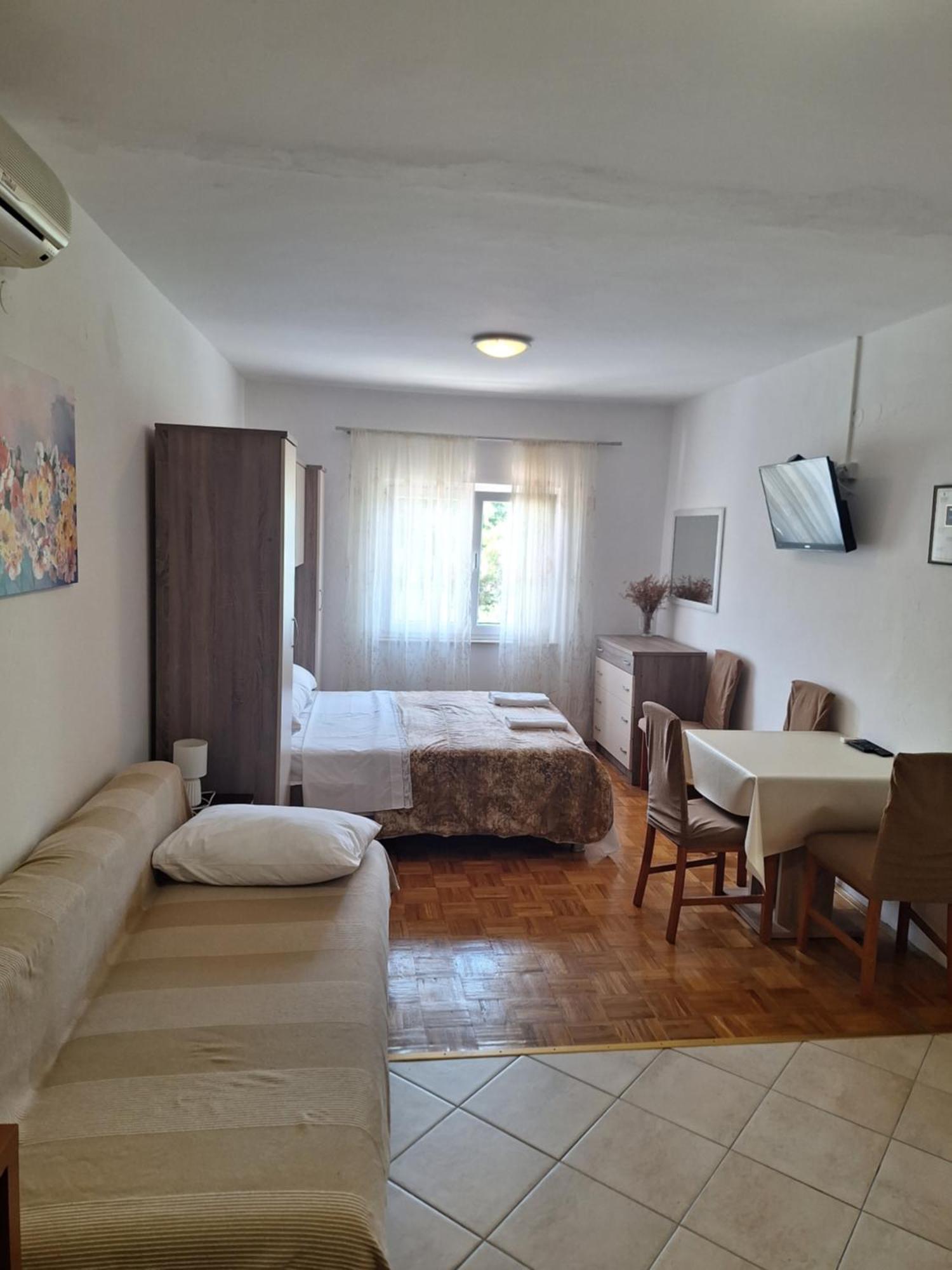 Diana Rooms And Apartments Starigrad Paklenica Buitenkant foto