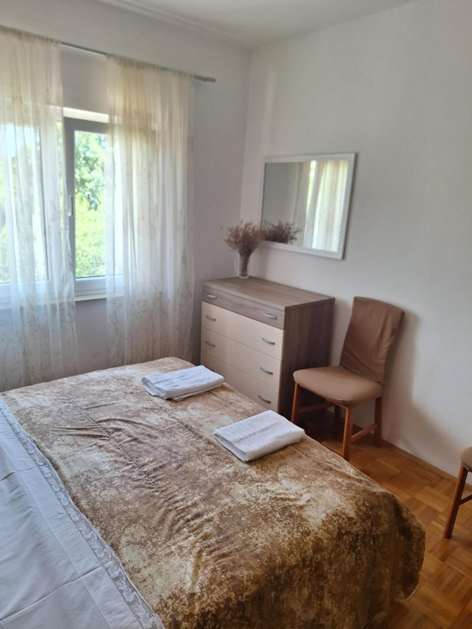 Diana Rooms And Apartments Starigrad Paklenica Buitenkant foto