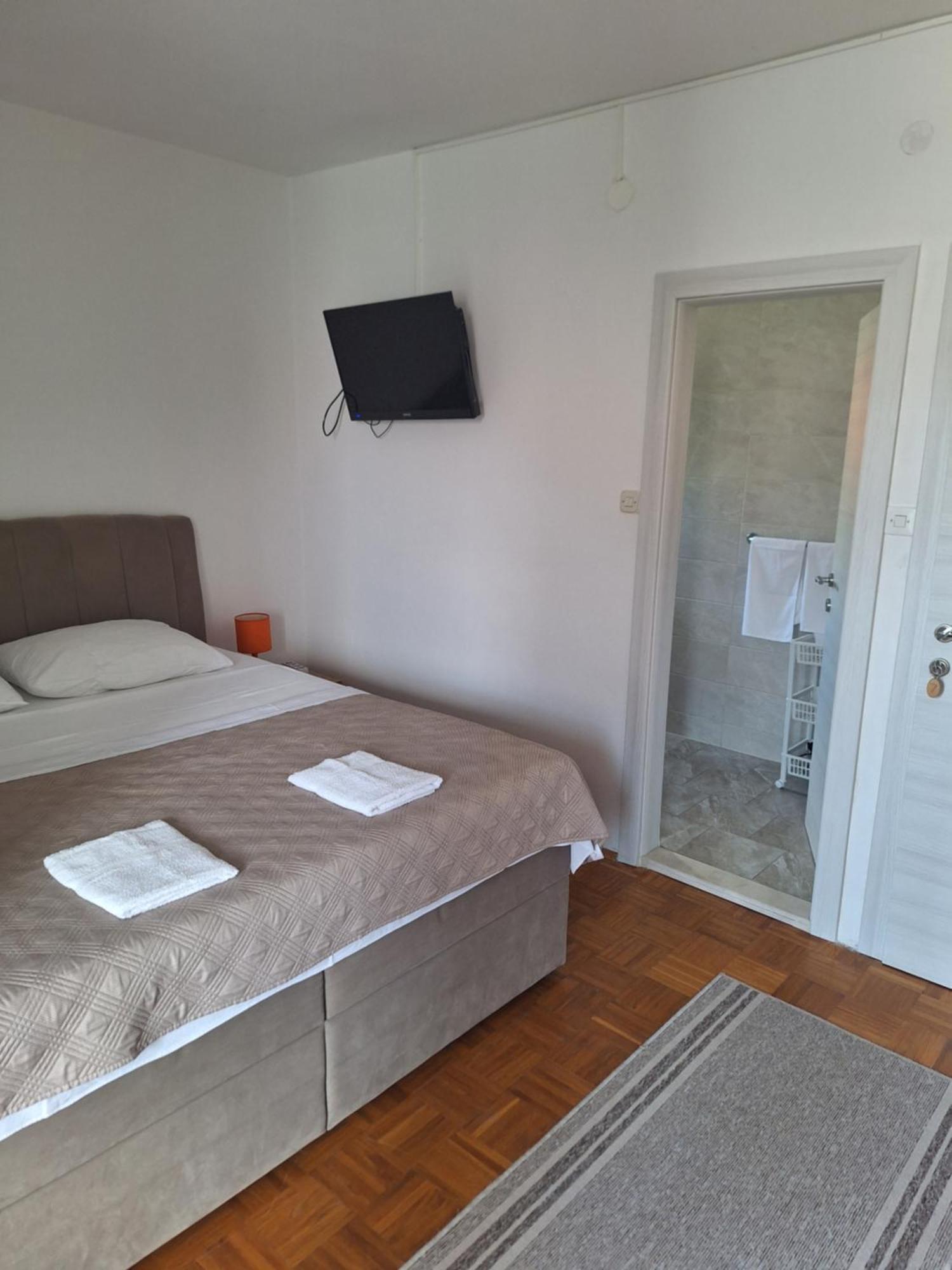 Diana Rooms And Apartments Starigrad Paklenica Buitenkant foto
