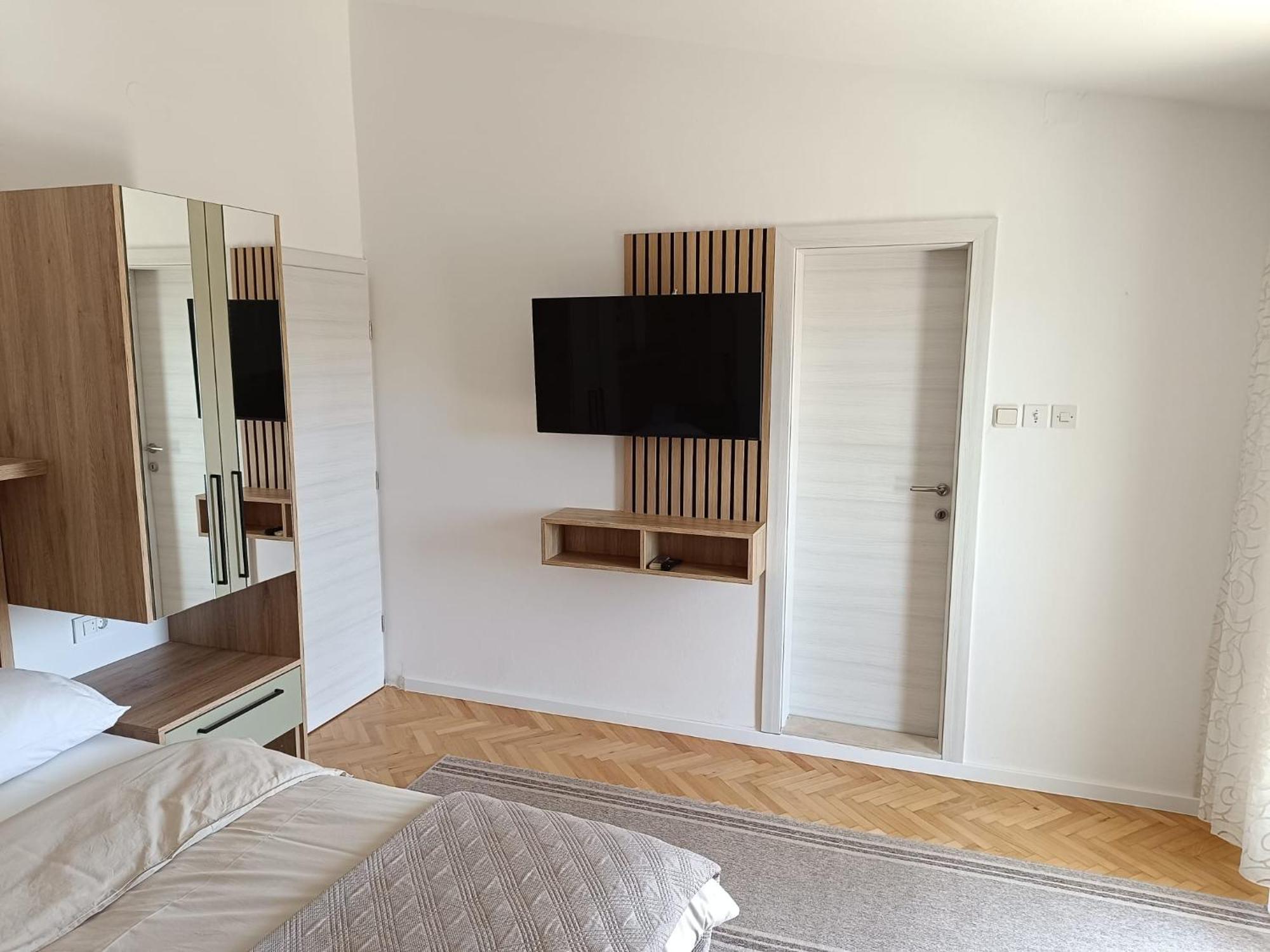 Diana Rooms And Apartments Starigrad Paklenica Buitenkant foto