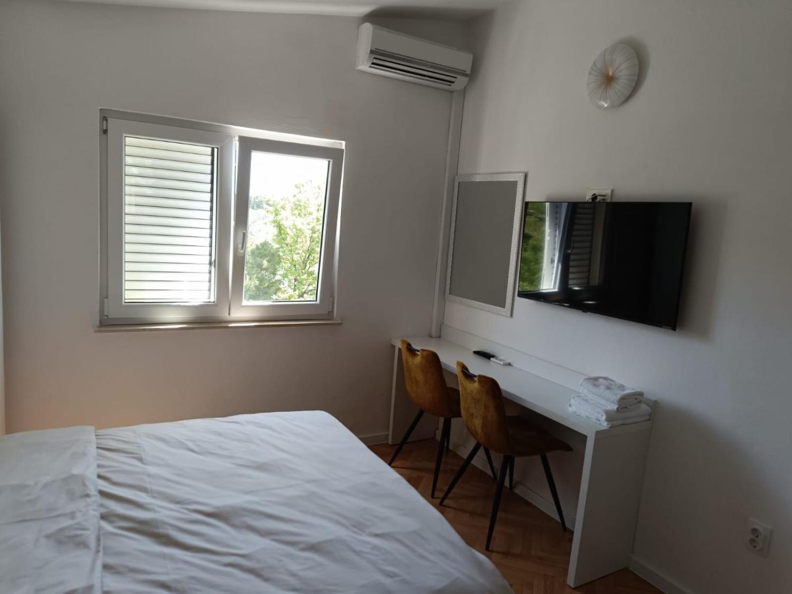 Diana Rooms And Apartments Starigrad Paklenica Buitenkant foto