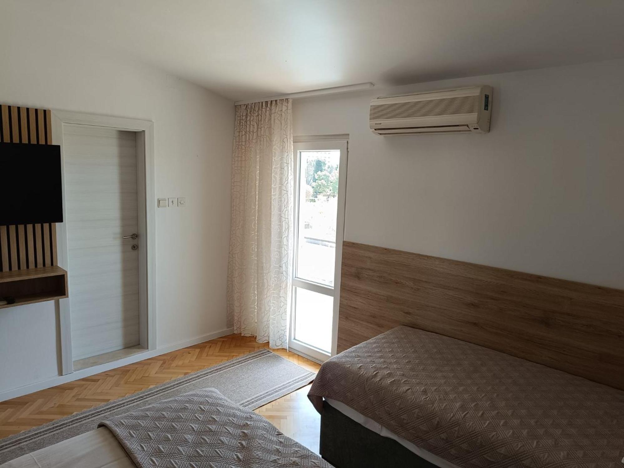 Diana Rooms And Apartments Starigrad Paklenica Buitenkant foto