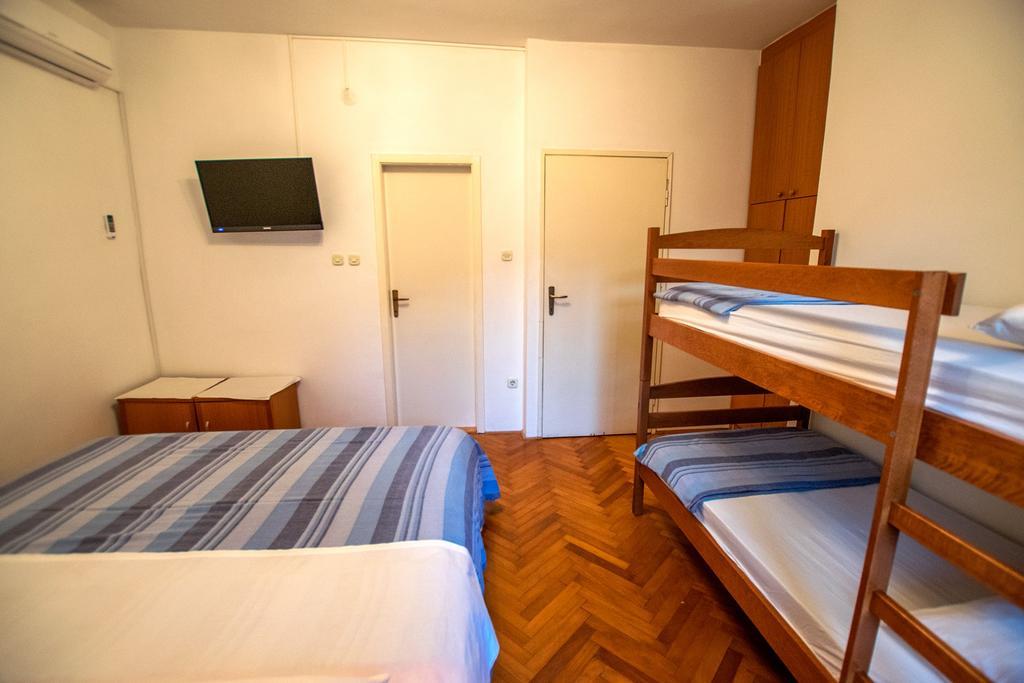 Diana Rooms And Apartments Starigrad Paklenica Buitenkant foto