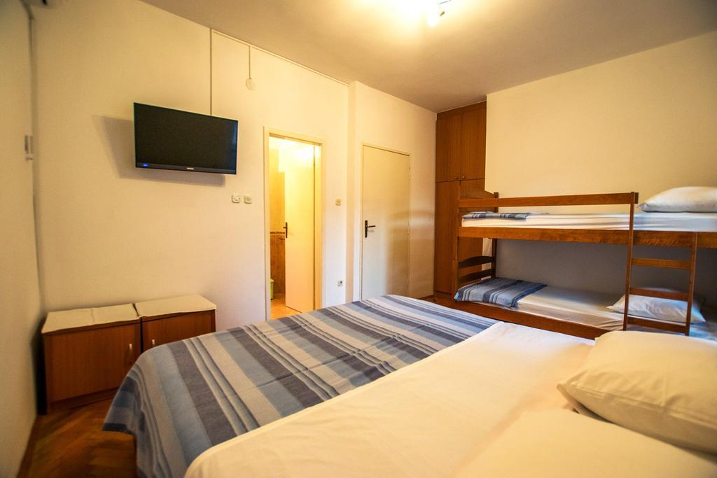Diana Rooms And Apartments Starigrad Paklenica Buitenkant foto
