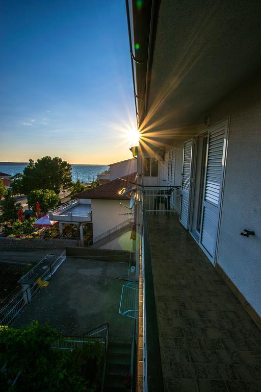 Diana Rooms And Apartments Starigrad Paklenica Buitenkant foto